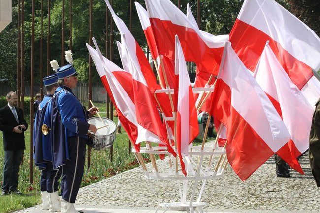 Młodzież pod pomnikiem (zdjęcia)