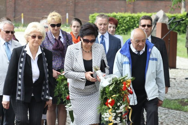 Młodzież pod pomnikiem (zdjęcia)