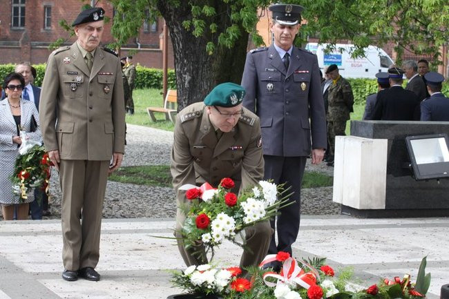 Młodzież pod pomnikiem (zdjęcia)