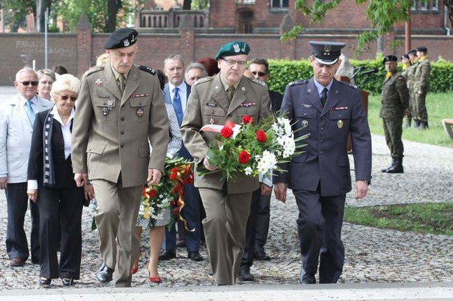 Młodzież pod pomnikiem (zdjęcia)