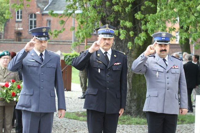 Młodzież pod pomnikiem (zdjęcia)