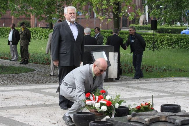 Młodzież pod pomnikiem (zdjęcia)