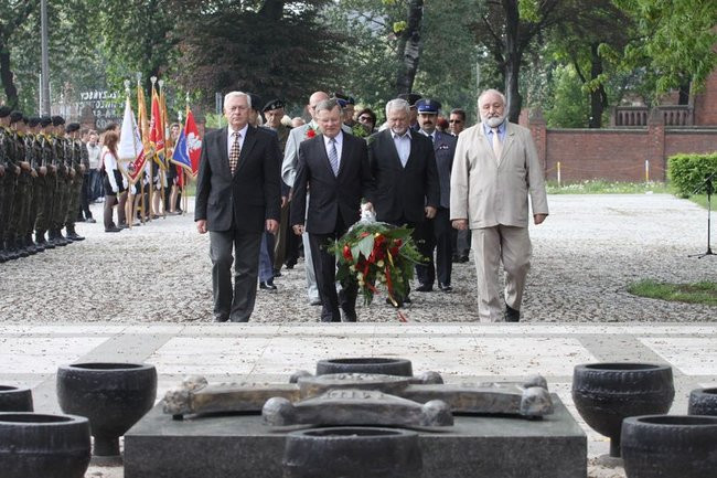 Młodzież pod pomnikiem (zdjęcia)