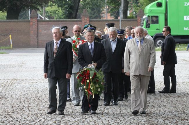 Młodzież pod pomnikiem (zdjęcia)