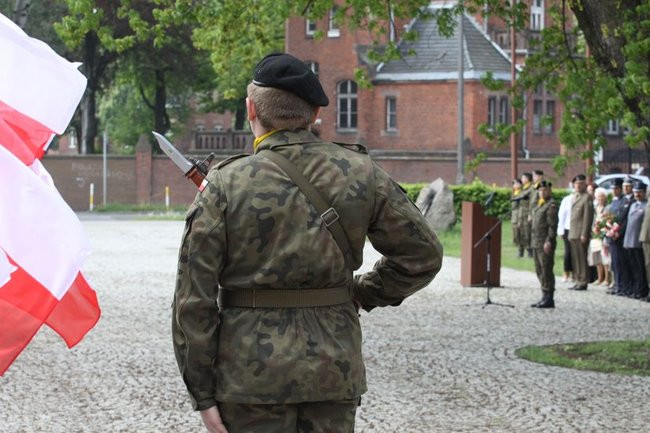 Młodzież pod pomnikiem (zdjęcia)