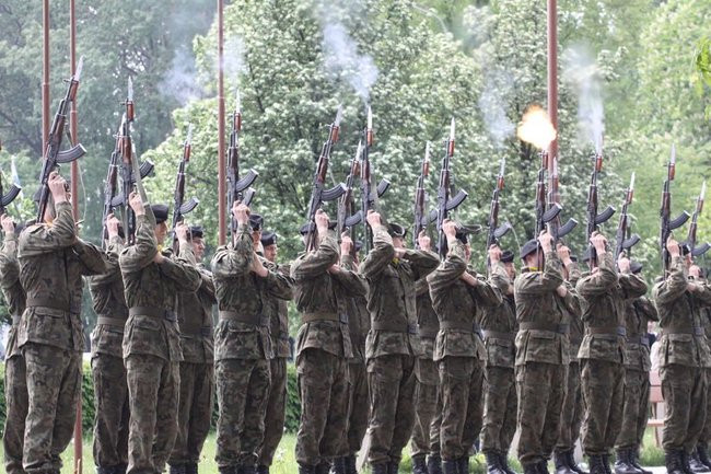 Młodzież pod pomnikiem (zdjęcia)