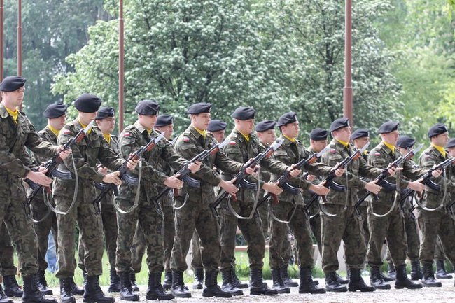 Młodzież pod pomnikiem (zdjęcia)