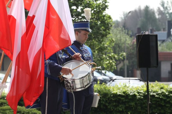 Młodzież pod pomnikiem (zdjęcia)