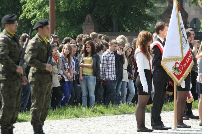 Młodzież pod pomnikiem (zdjęcia)