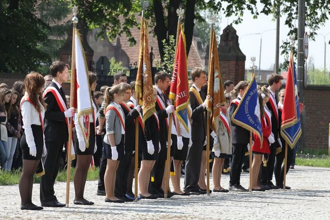 Młodzież pod pomnikiem (zdjęcia)