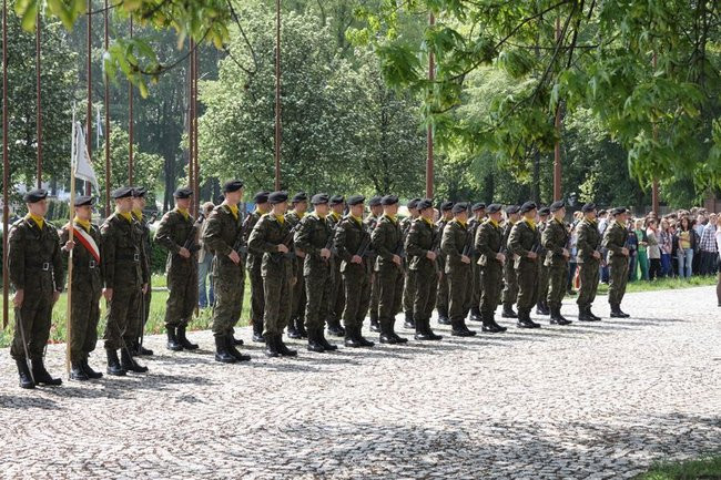 Młodzież pod pomnikiem (zdjęcia)