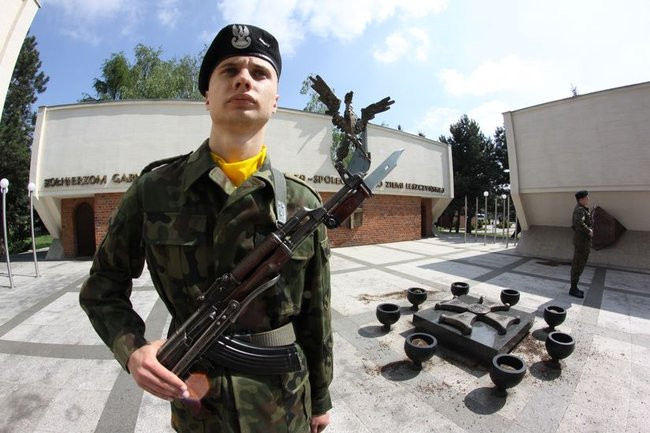 Młodzież pod pomnikiem (zdjęcia)