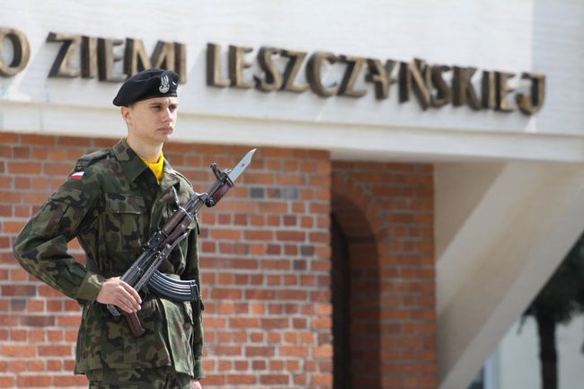 Młodzież pod pomnikiem (zdjęcia)