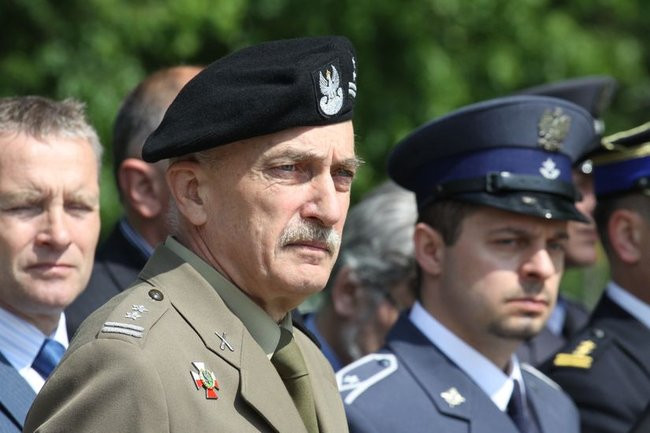 Młodzież pod pomnikiem (zdjęcia)