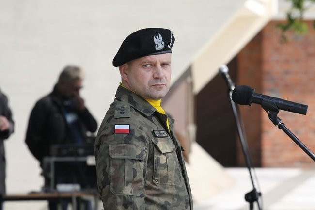 Młodzież pod pomnikiem (zdjęcia)