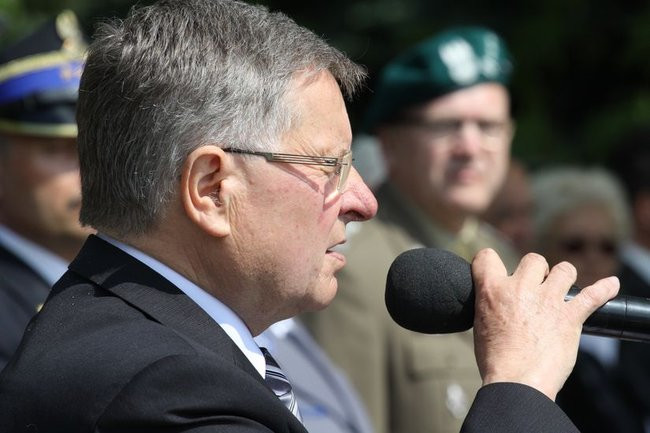 Młodzież pod pomnikiem (zdjęcia)