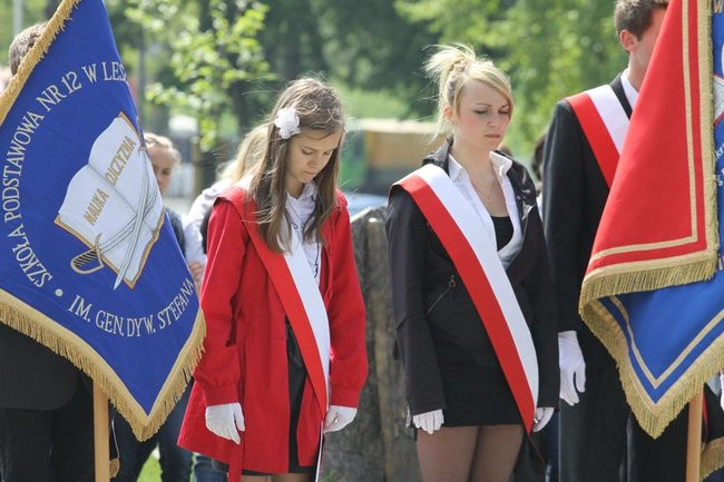 Młodzież pod pomnikiem (zdjęcia)