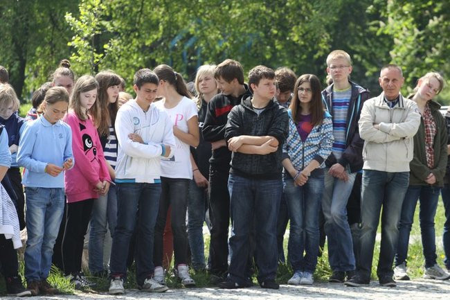 Młodzież pod pomnikiem (zdjęcia)