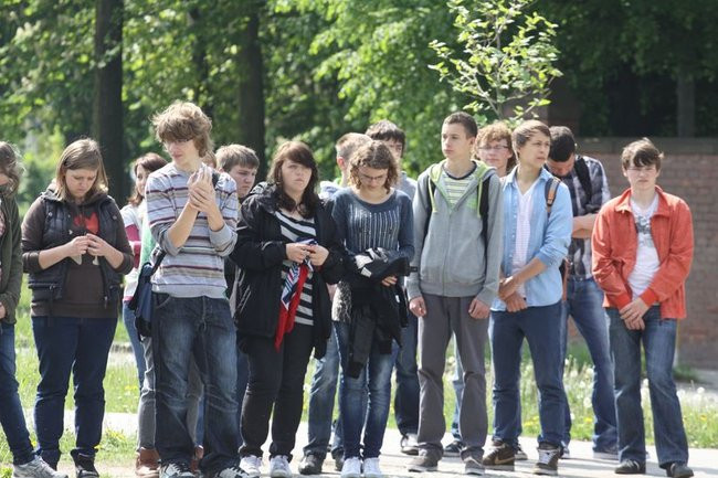 Młodzież pod pomnikiem (zdjęcia)