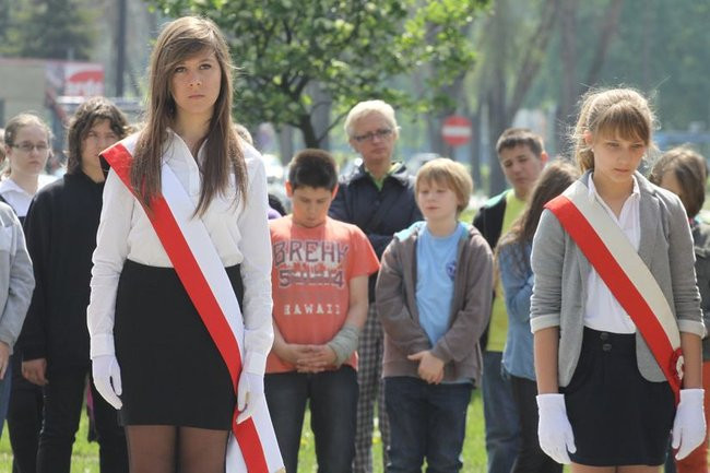 Młodzież pod pomnikiem (zdjęcia)