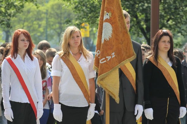 Młodzież pod pomnikiem (zdjęcia)