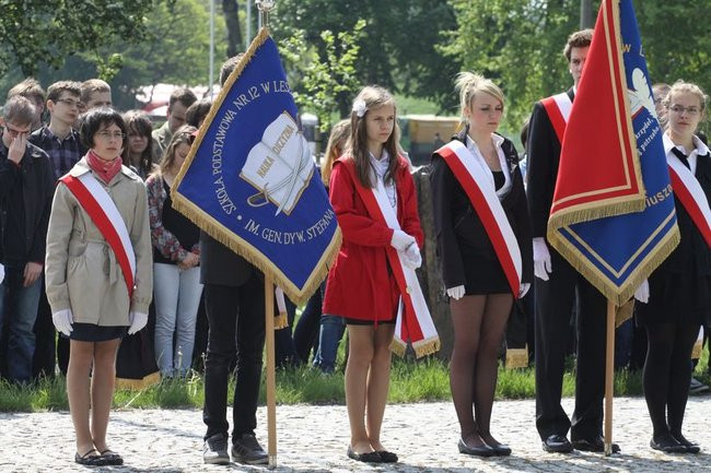 Młodzież pod pomnikiem (zdjęcia)