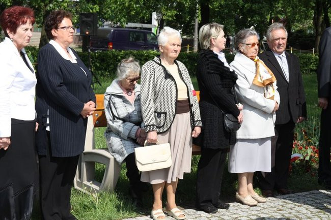 Młodzież pod pomnikiem (zdjęcia)