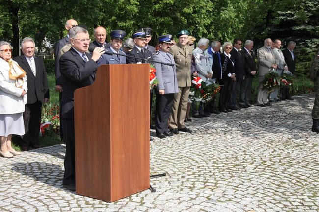 Młodzież pod pomnikiem (zdjęcia)