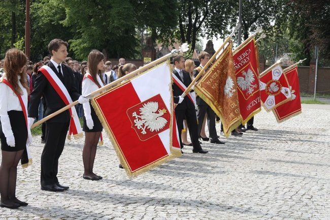 Młodzież pod pomnikiem (zdjęcia)
