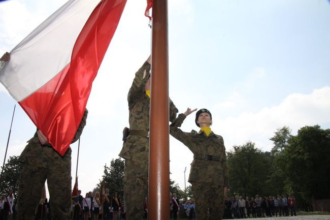 Młodzież pod pomnikiem (zdjęcia)