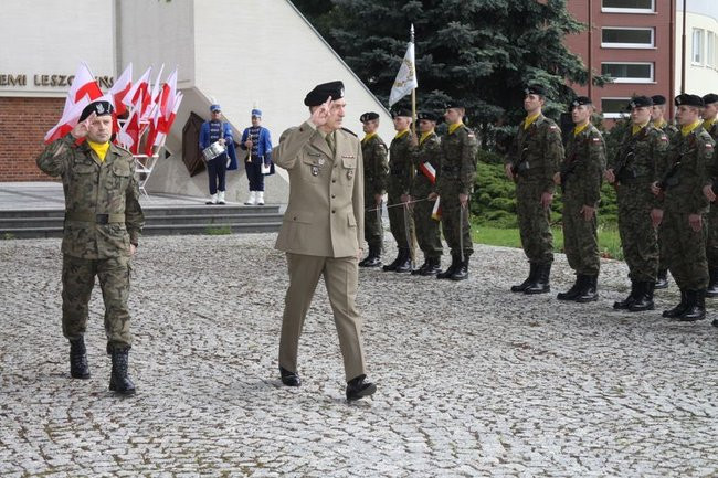 Młodzież pod pomnikiem (zdjęcia)