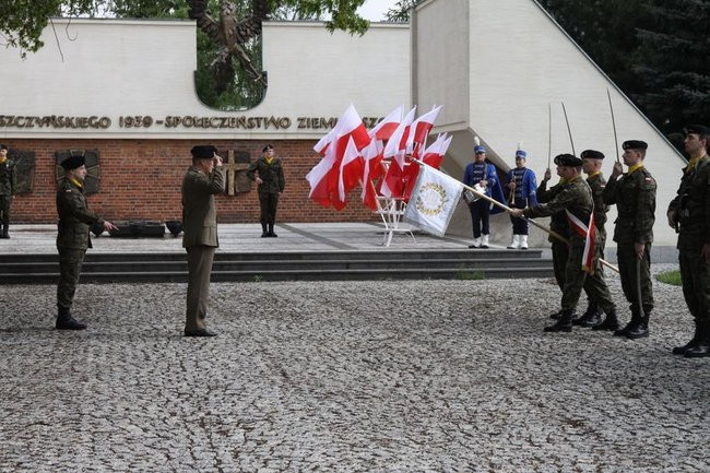 Młodzież pod pomnikiem (zdjęcia)