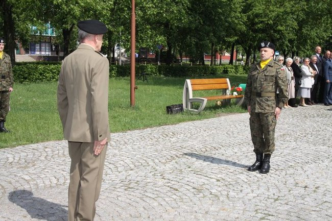 Młodzież pod pomnikiem (zdjęcia)
