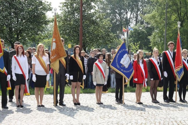 Młodzież pod pomnikiem (zdjęcia)