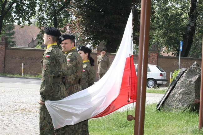 Młodzież pod pomnikiem (zdjęcia)