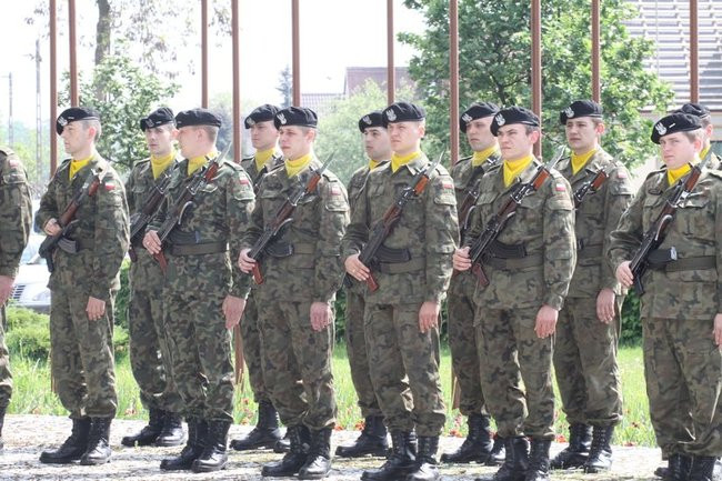 Młodzież pod pomnikiem (zdjęcia)