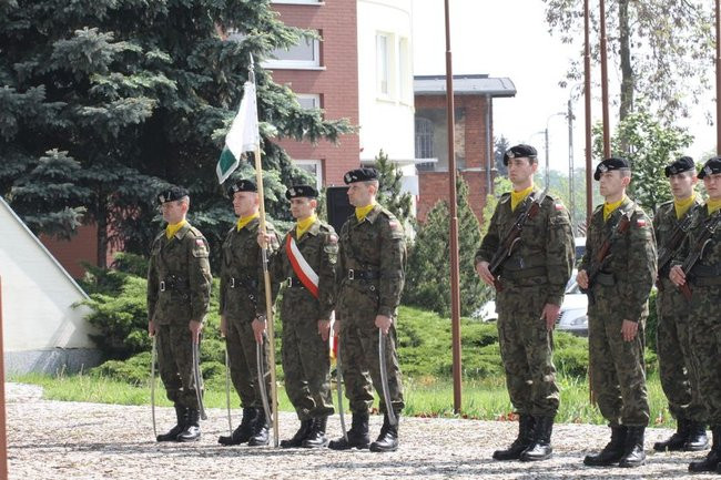 Młodzież pod pomnikiem (zdjęcia)