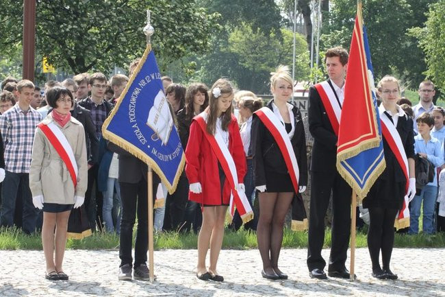 Młodzież pod pomnikiem (zdjęcia)