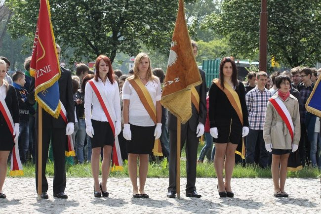 Młodzież pod pomnikiem (zdjęcia)