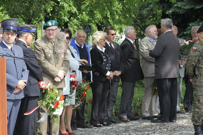 Młodzież pod pomnikiem (zdjęcia)