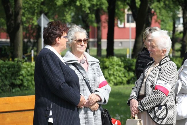 Młodzież pod pomnikiem (zdjęcia)