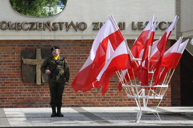 Młodzież pod pomnikiem (zdjęcia)
