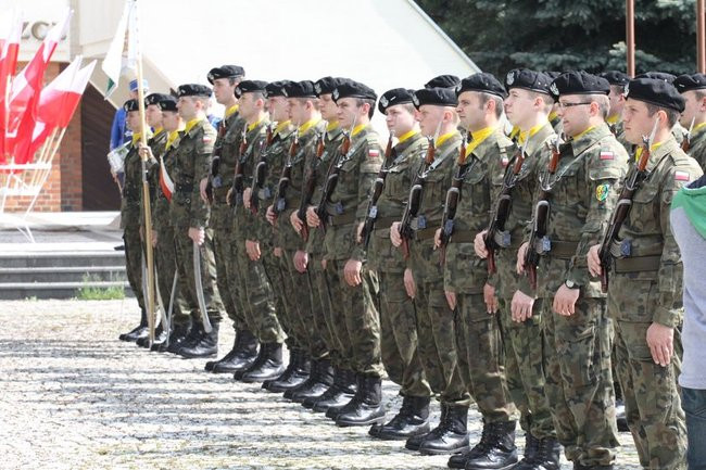 Młodzież pod pomnikiem (zdjęcia)