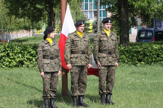 Młodzież pod pomnikiem (zdjęcia)