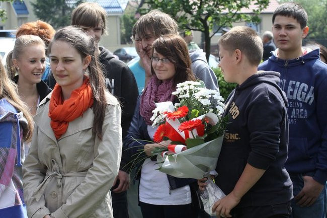 Młodzież pod pomnikiem (zdjęcia)