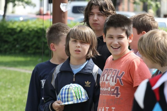 Młodzież pod pomnikiem (zdjęcia)