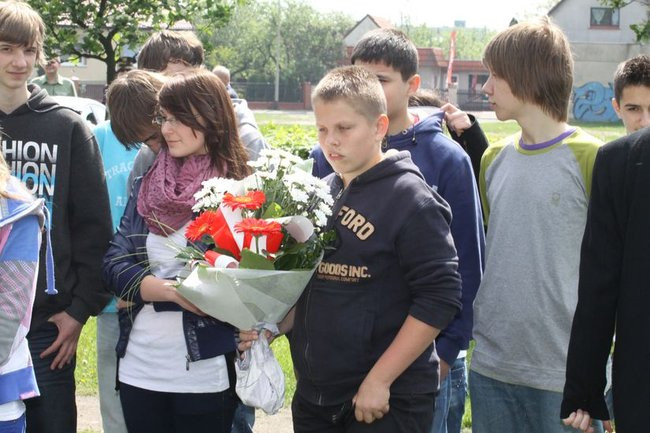 Młodzież pod pomnikiem (zdjęcia)