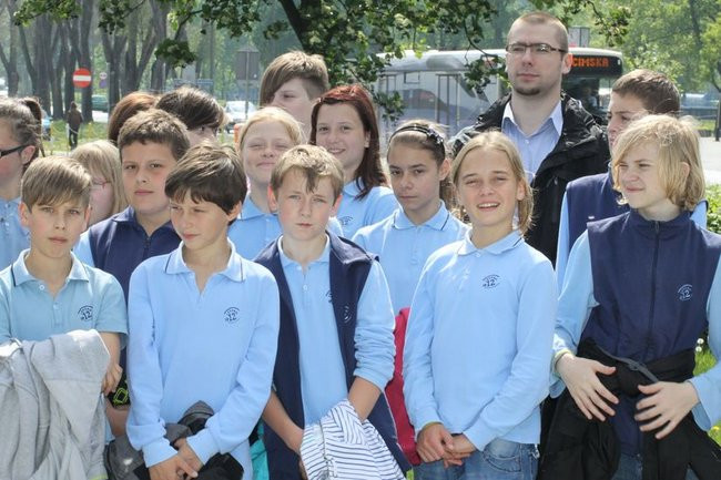 Młodzież pod pomnikiem (zdjęcia)