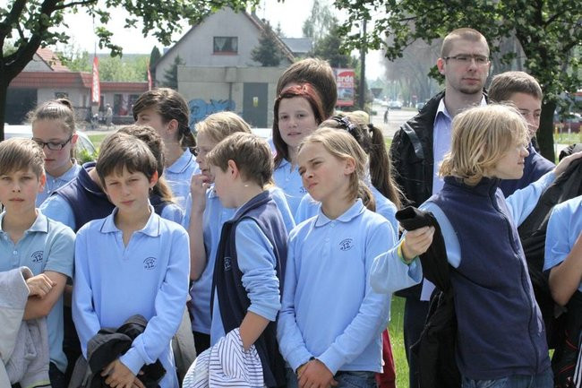 Młodzież pod pomnikiem (zdjęcia)