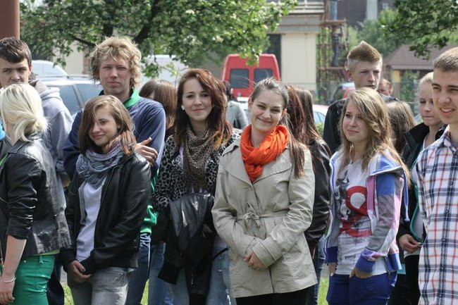 Młodzież pod pomnikiem (zdjęcia)